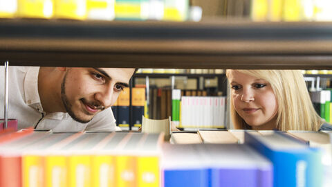 Bild mit zwei Personen in der Bibliothek
