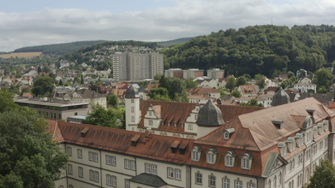 Man sieht das Schloss und die Hessische Hochschule in Rotenburg aus der Luft