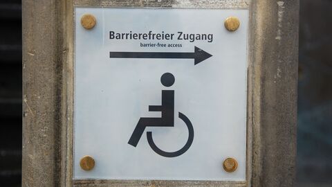 Barrierefreiheit Schild mit Zeichen für barrierefreien Zugang