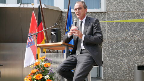 Finanzminister Michael Boddenberg spricht in ein Mikro