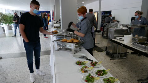 Essensausgabe mit europäischen Spezialitäten