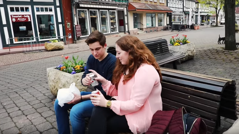 2 Anwärter sitzen auf einer Bank in der Rotenburger Innenstadt