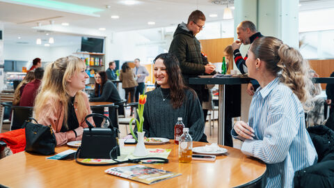 Bild vom Infotag 2024 Personen in der Cafeteria.