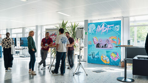 Personen an einem Messestand