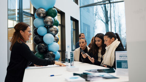 Besuchende mit Handy