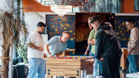 Eine Gruppe spielt Tischkicker.