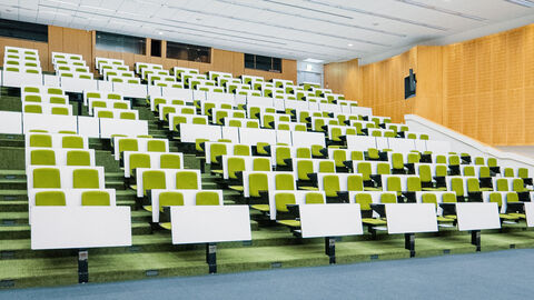 Sitzreihen in einem Auditorium