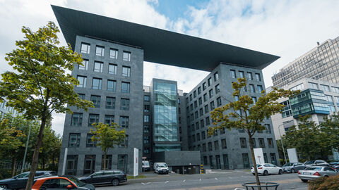 Ein hochmodernes Gebäude, von der anderen Straßenseite aus betrachtet.