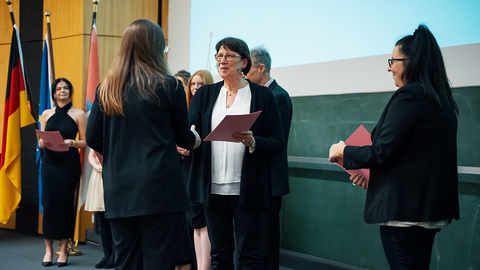 Frau auf einer Bühne