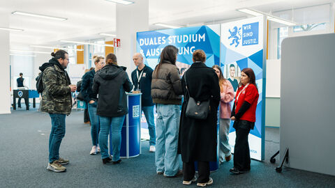 Personen auf einer Messe.